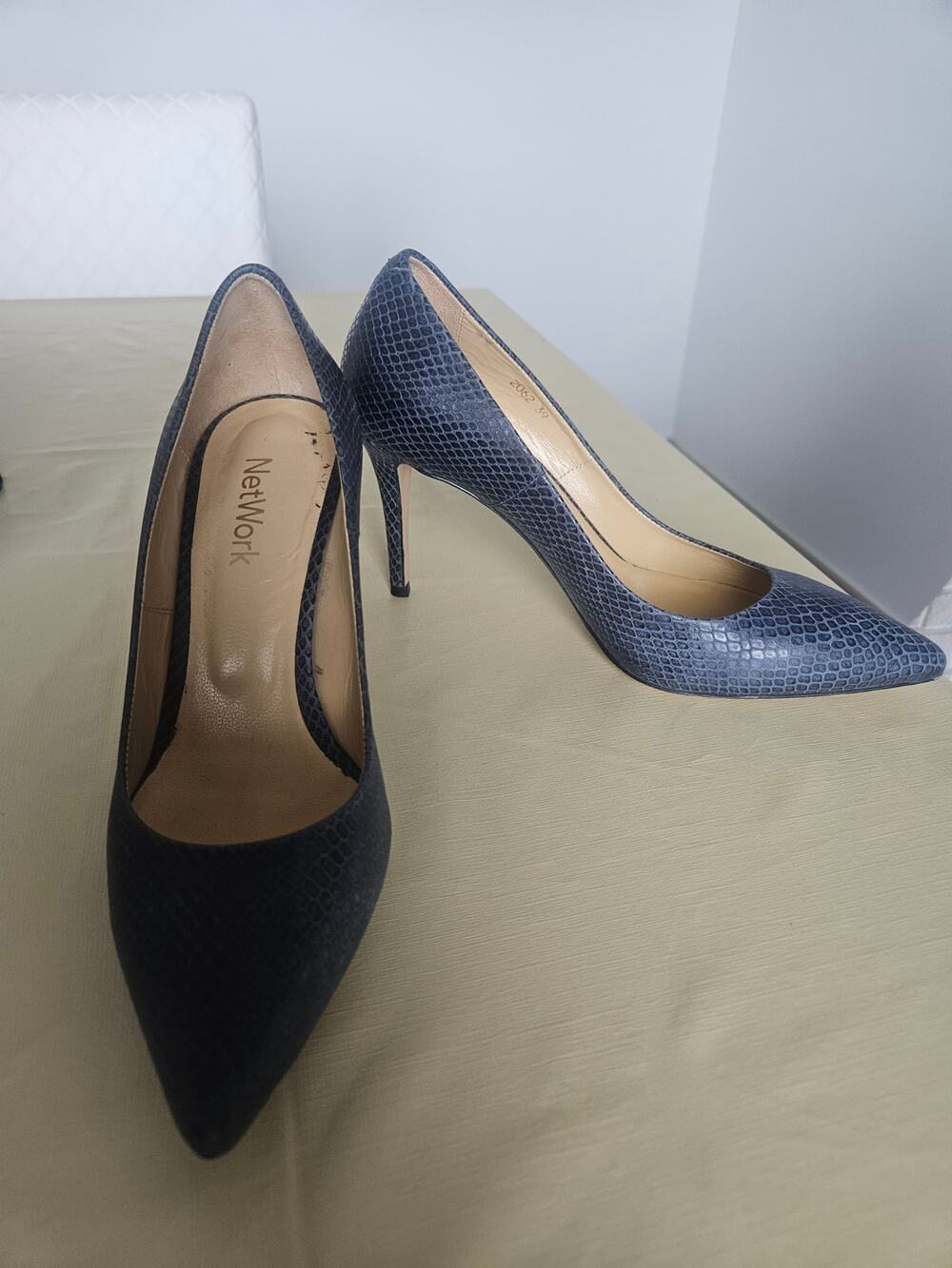 NetWork Navy embossed leather pump heels size 39 NWOT fits 8.5